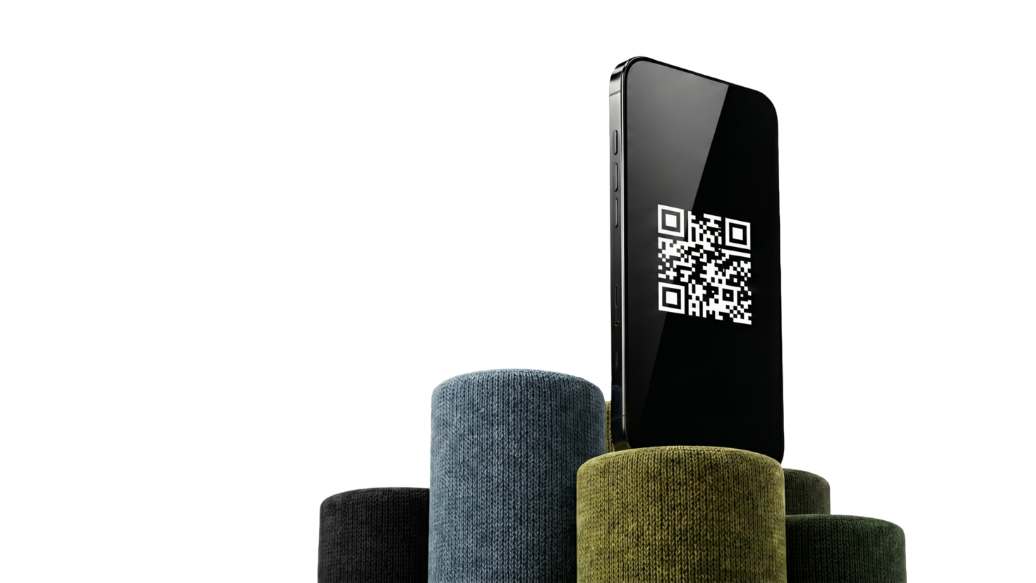 Uno smartphone che mostra un codice QR OmnyQR, appoggiato tra cilindri di tessuto