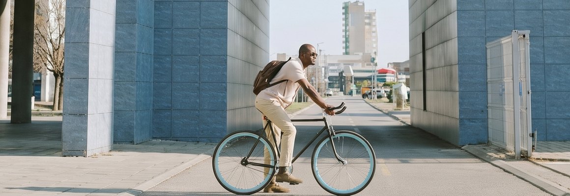 Un ciclista in città con lo zaino in spalla