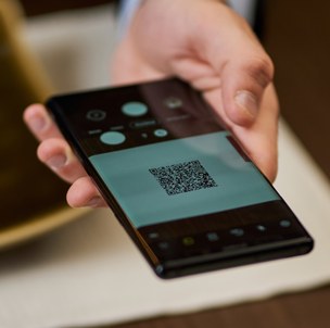 Uno smartphone inquadra un codice QR