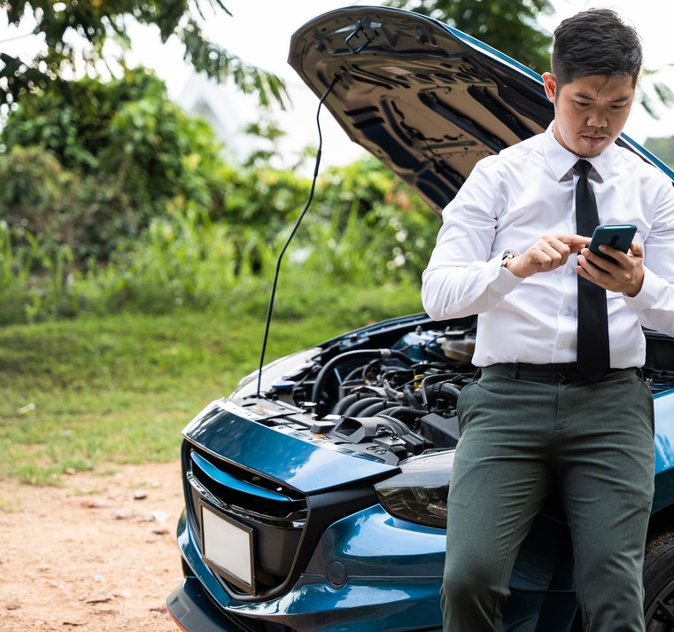 Un automobilista in panne segnala il guasto dallo smartphone