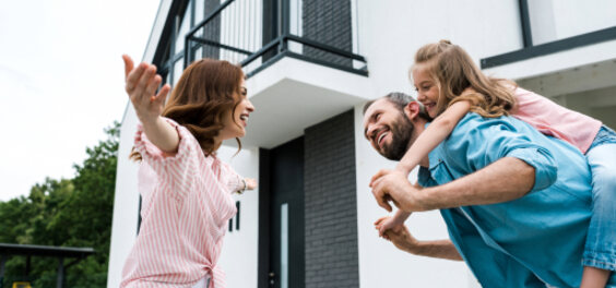 Una famiglia davanti alla porta di casa