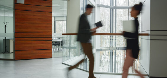 Ingresso di un ufficio con persone che entrano