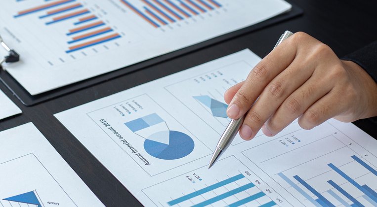 Grafici e report di lavoro su una scrivania